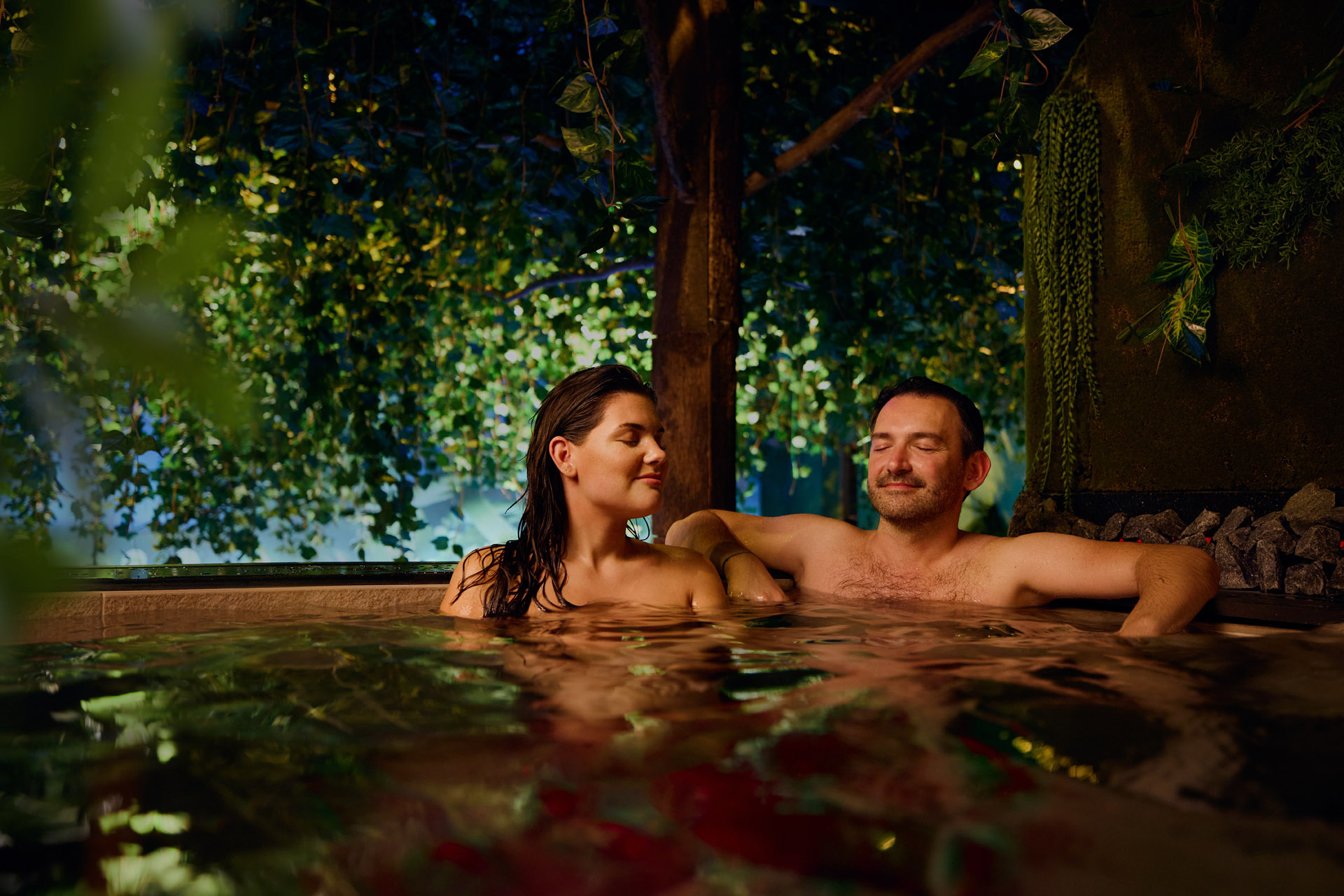Bezoekers relaxen in het duizend-en-één-nacht bad van Elysium tijdens hun dagje wellness
